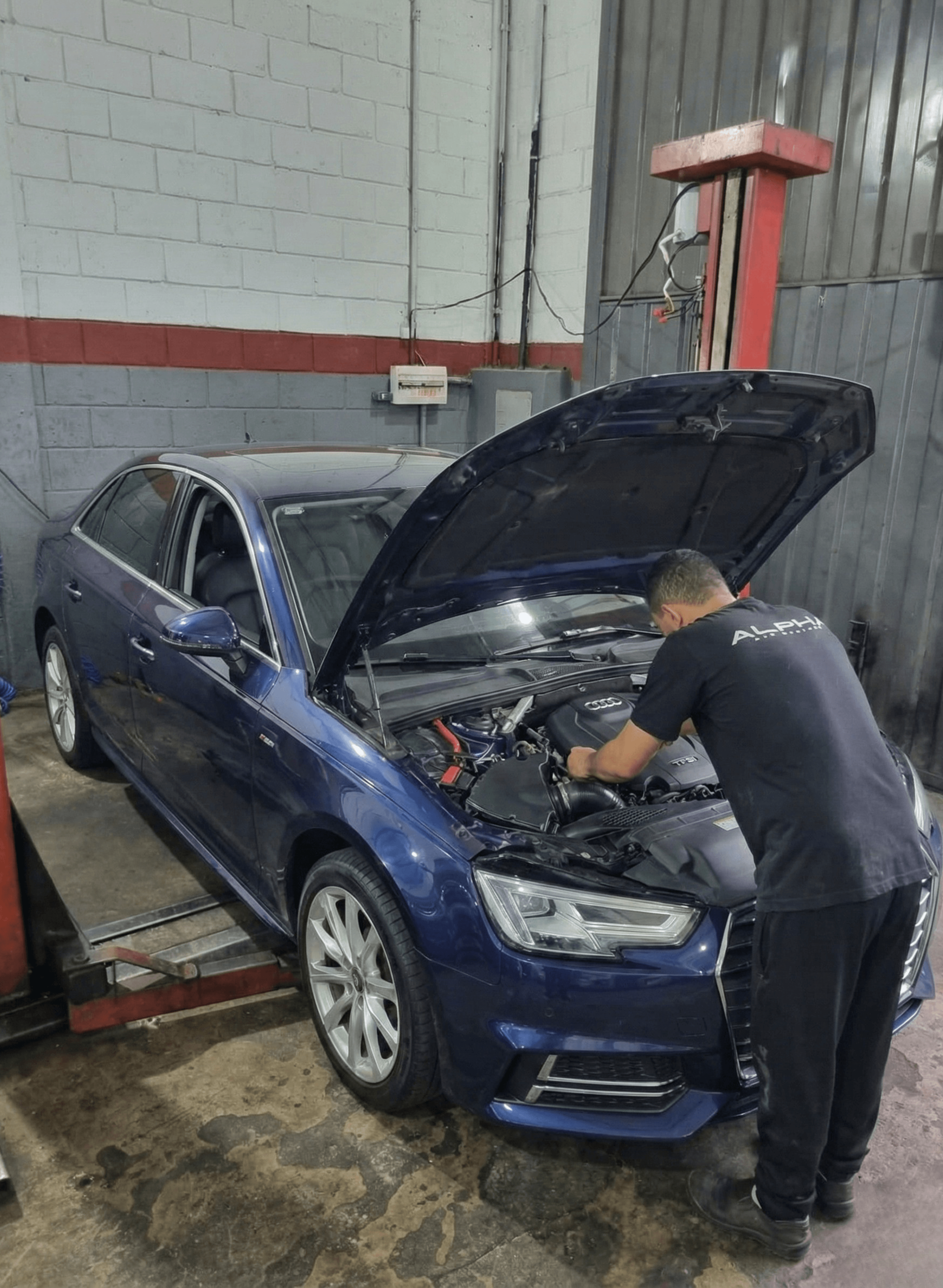 Close-up da roda de um carro esportivo.